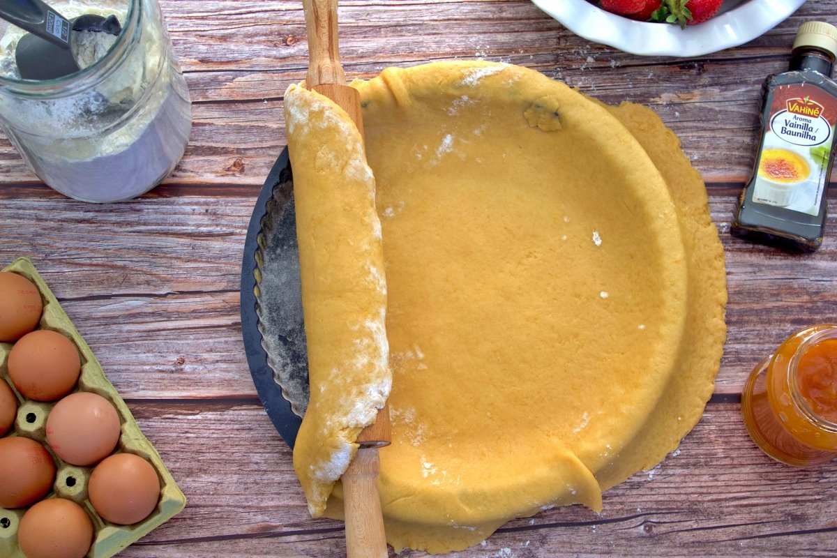 Base de la tarta de fresa enrollada en un rodillo