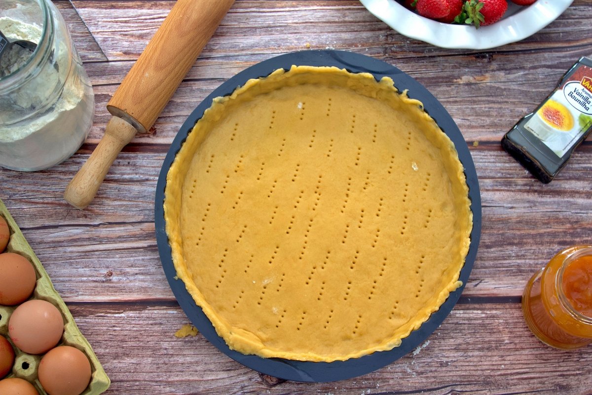 Base de la tarta de fresa pinchada con un tenedor
