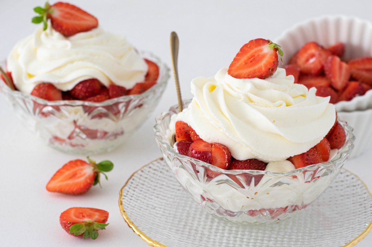 Fresas con nata en el plato