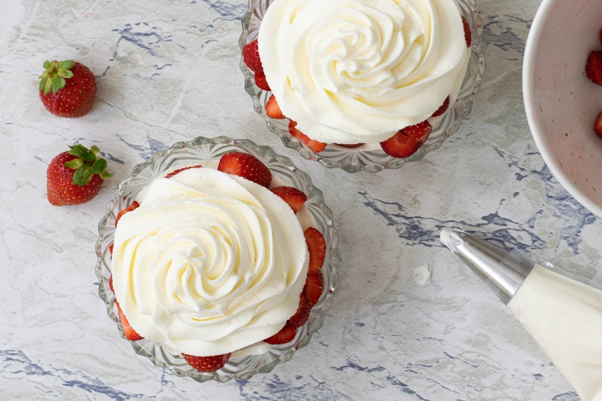 Terminamos con una capa de nata las fresas con nata